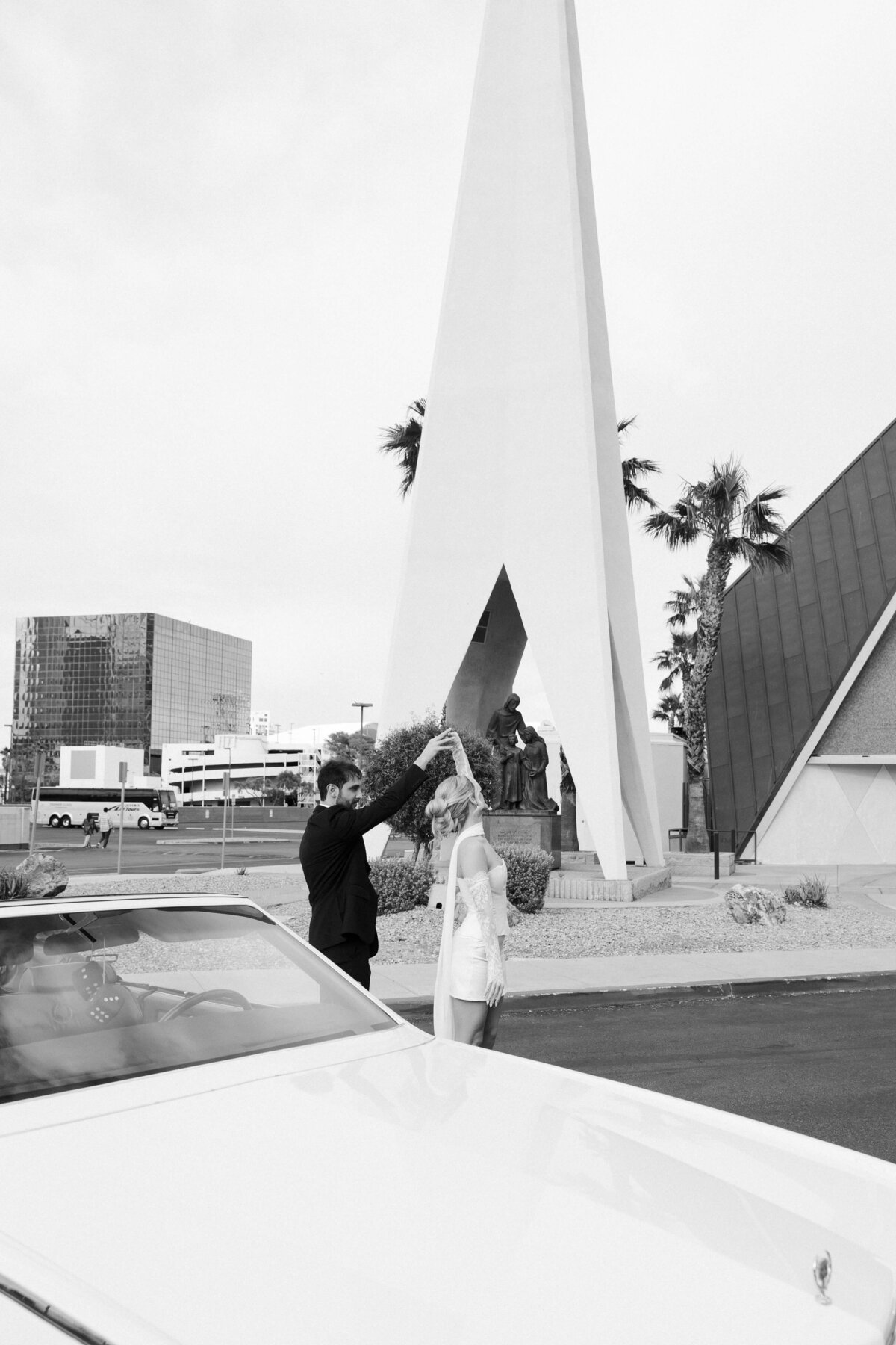 81_riskyexposure_maddie-noah_las-vegas-elopement-photography