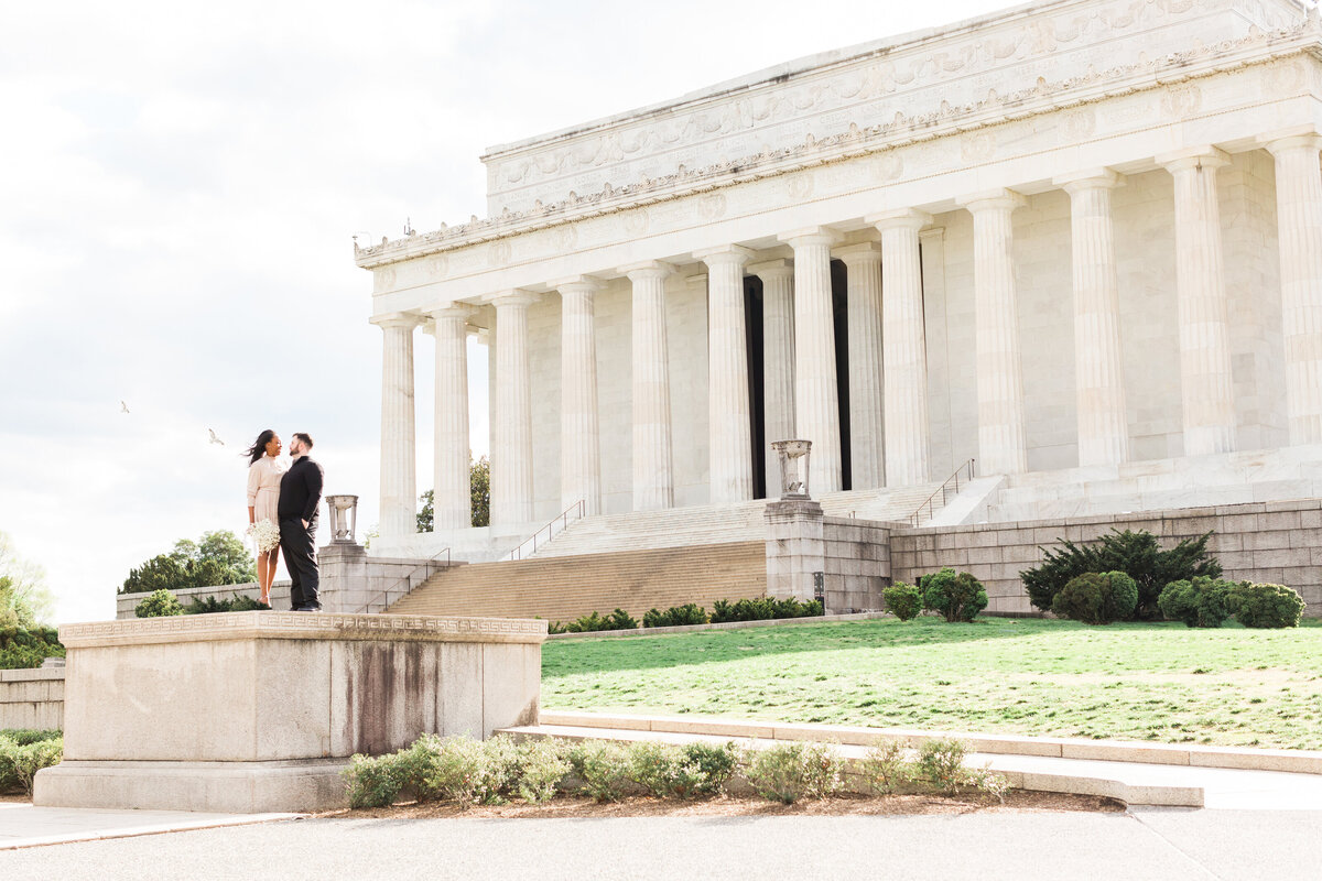 couple's engagement Lincoln Memorial