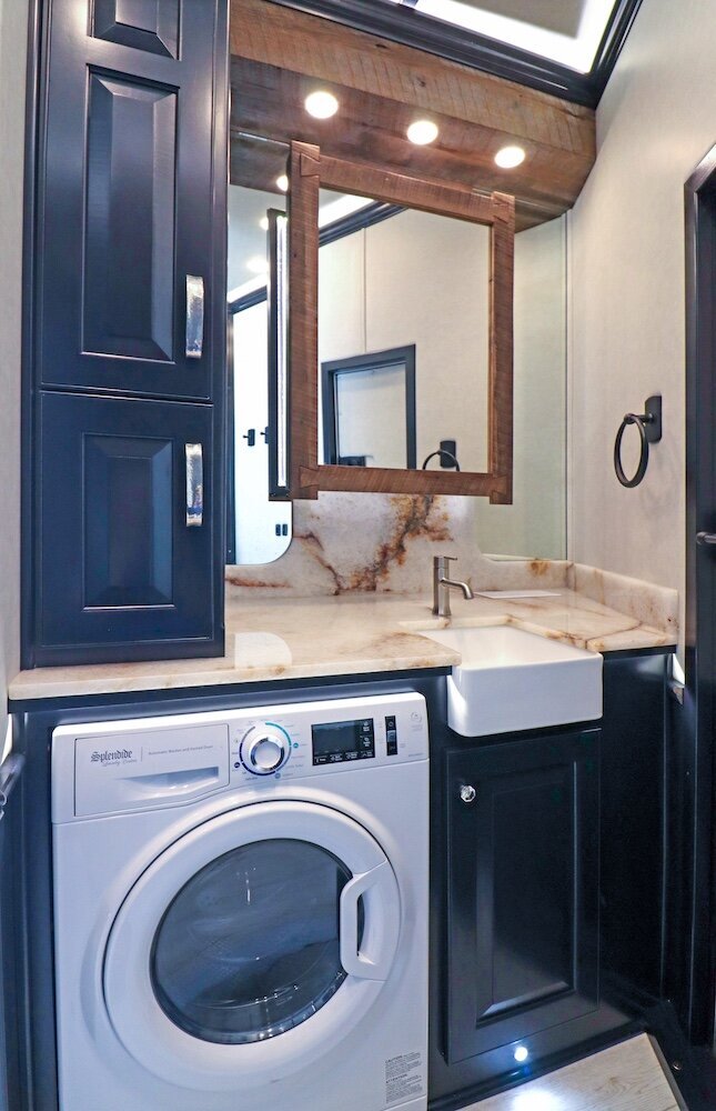 luxury-living-quarter-horse-trailers-trail-boss-conversions-bathrooms-7