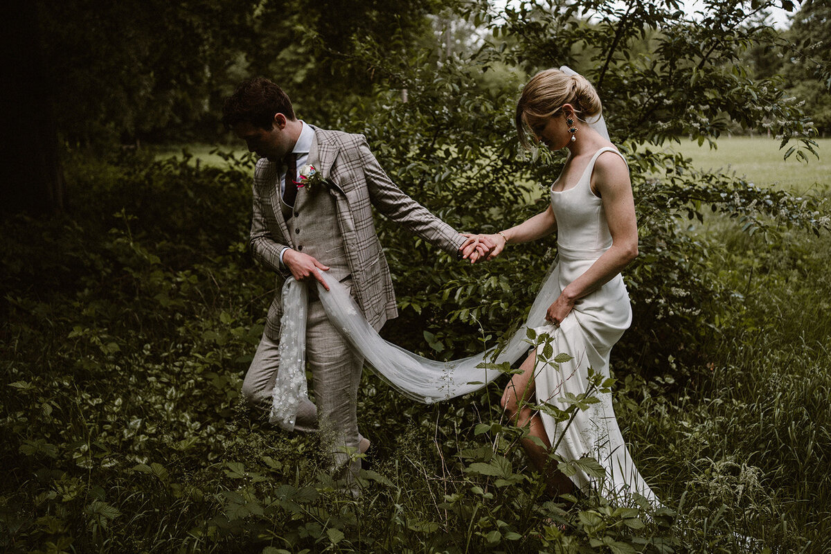Bruidspaar door het bos tijdens fotoshoot