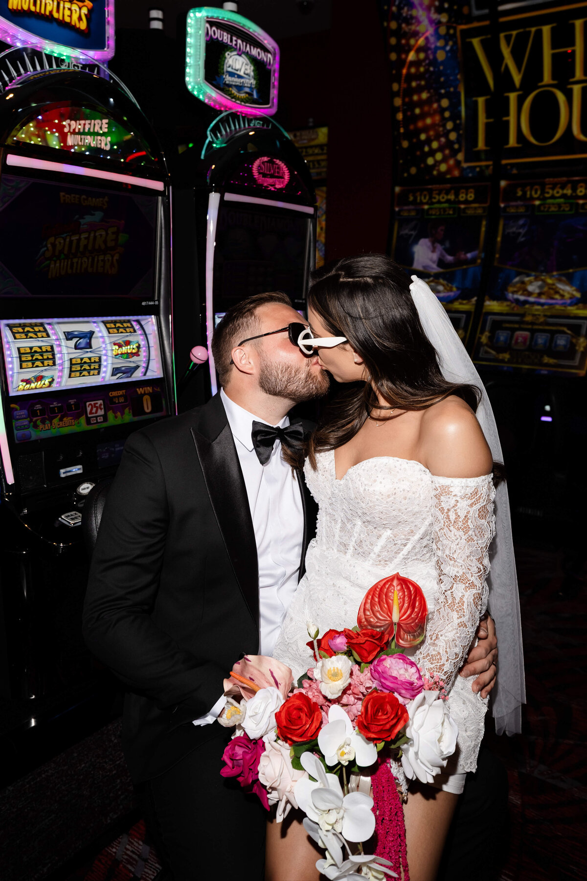 79riskyexposure_hannah-rory_las-vegas-elopement-photography