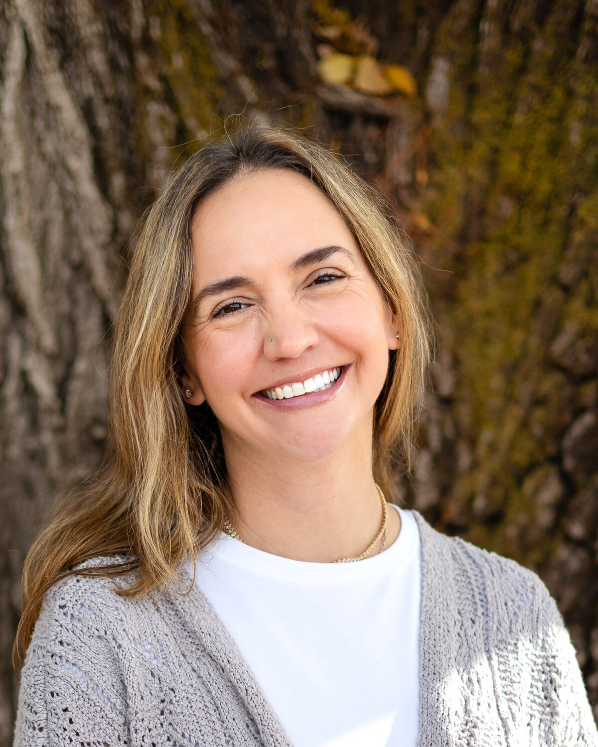 Natural light headshot of a smiling woman for the Bay Area Headshot Portfolio taken outdoors – Ellobelle Photography