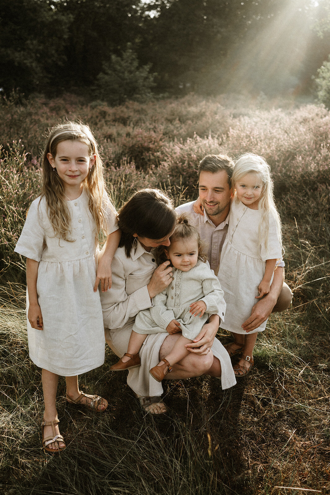 Gezinsfotografie in Nijlen tijdens golden hour – pure, spontane momenten vastgelegd in de heide.
