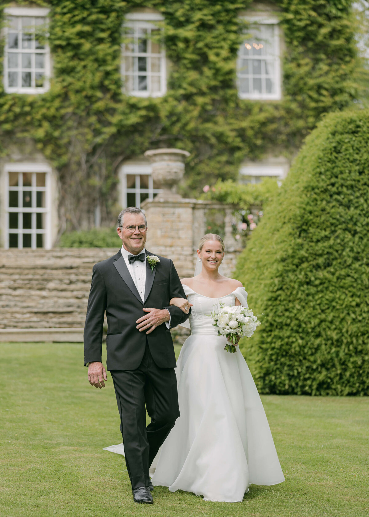 chloe-winstanley-weddings-cotswolds-cornwell-manor-monique-lhuillier-gardens-father-daughter-aisle