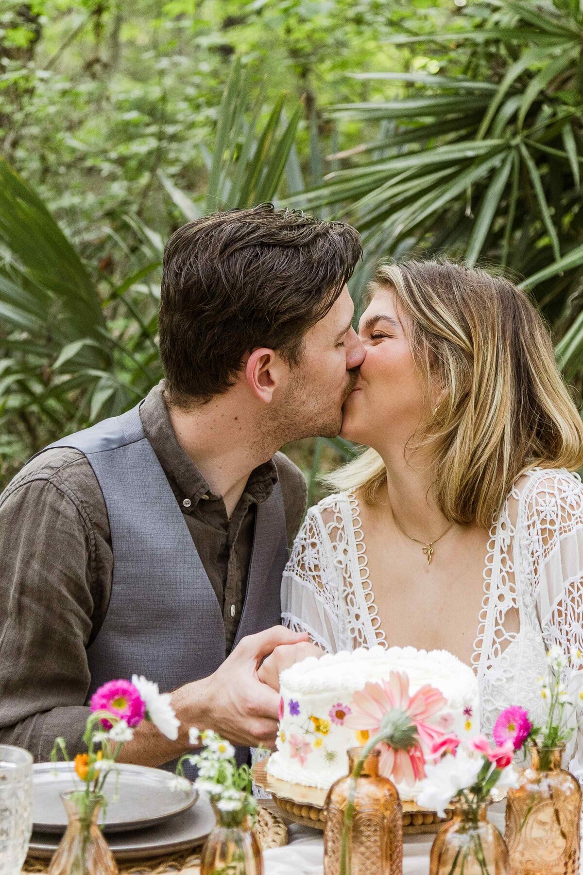 58-bride-groom-kiss-over-cake