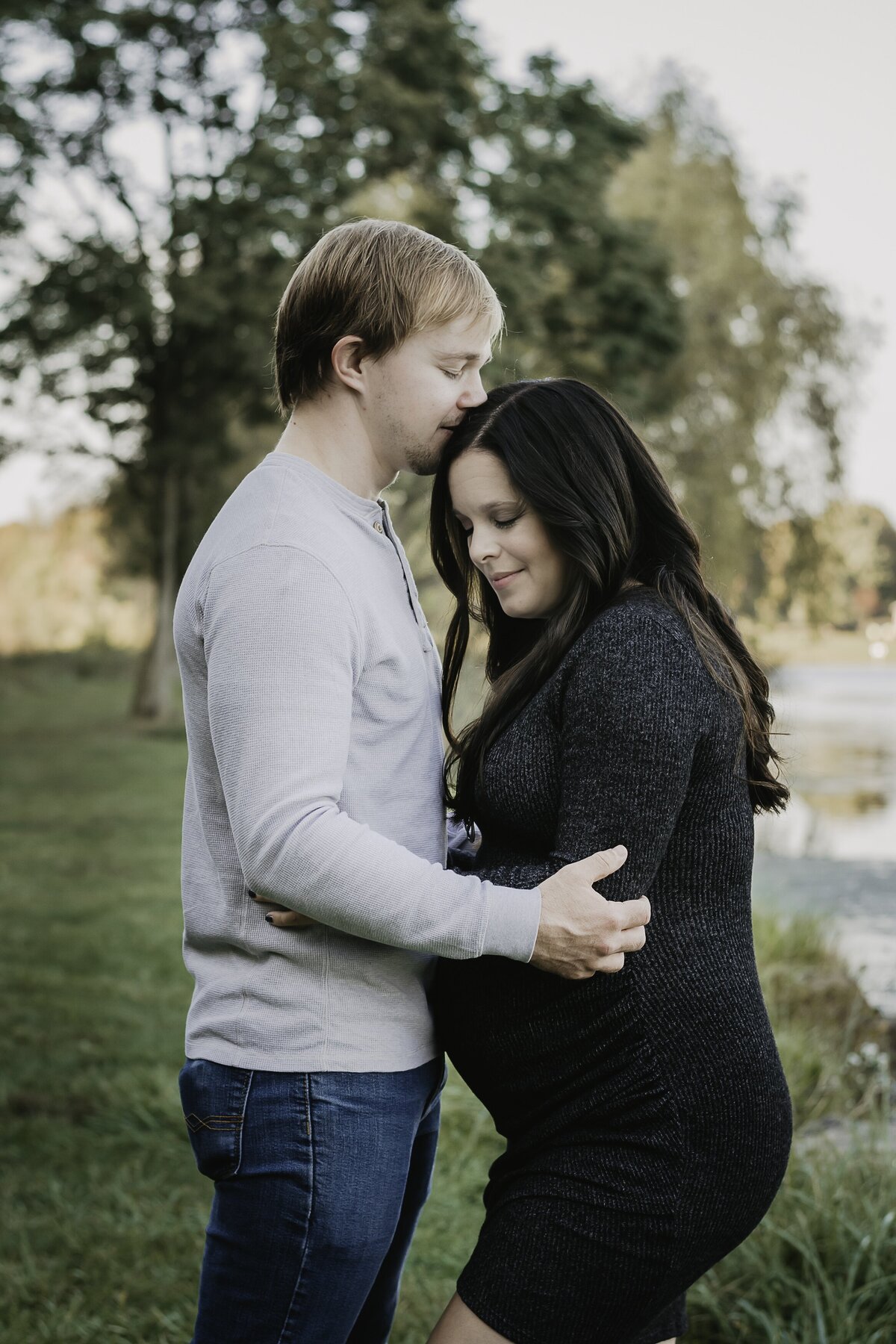 Verona B Photography captures a beautiful maternity picture of an expectant mom and her husband embracing at Silver Creek metro Park in Norton, OH. The couple’s love for each other and their expectant baby was evident on their faces in this beautiful lake setting near Akron, OH.