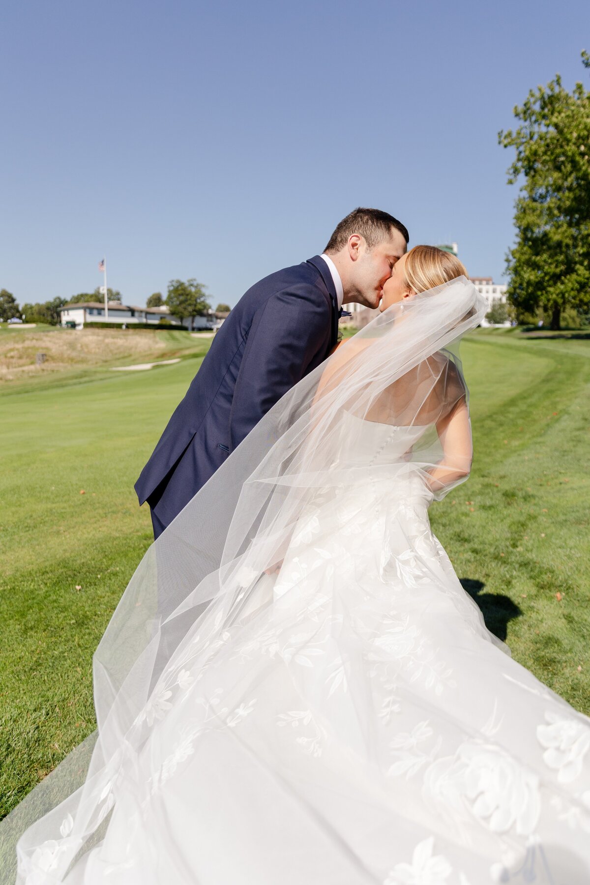 bride-groom-kissing-on-golf-course