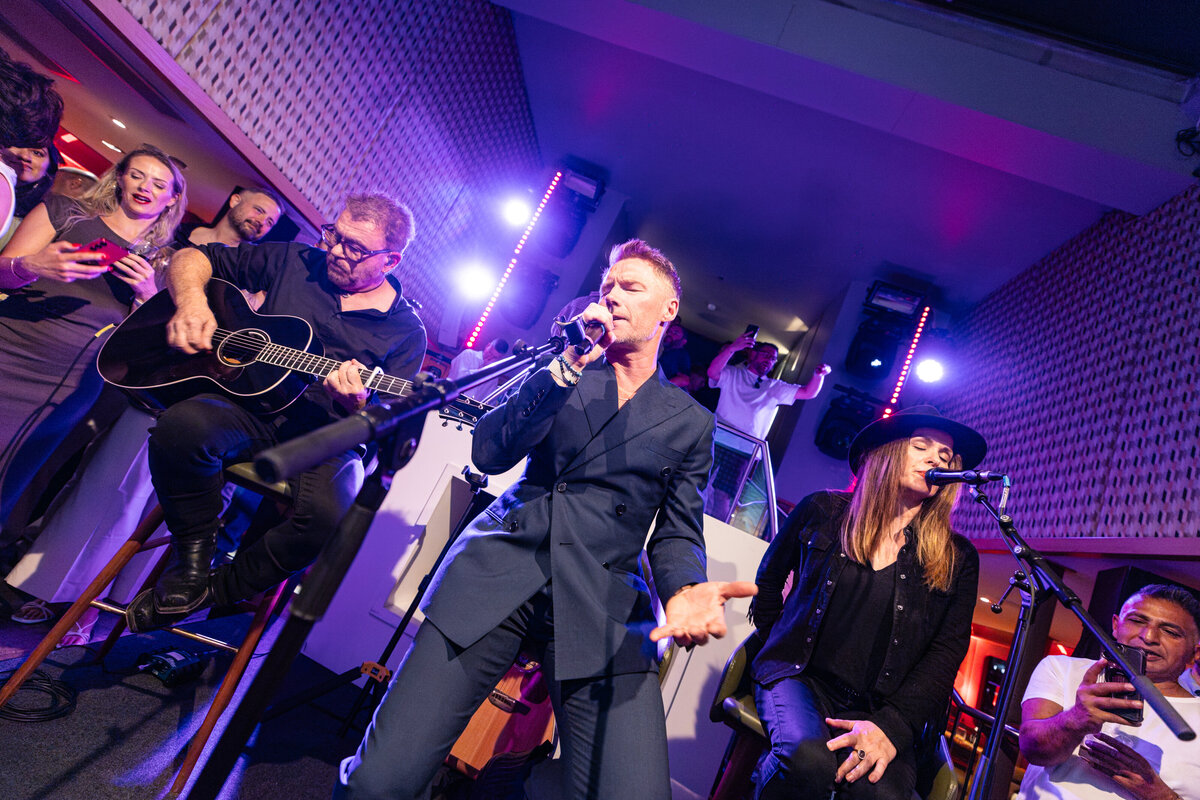 london-finance-company-summer-party-boat-thames-celebrity-musician-marc-james-photography008