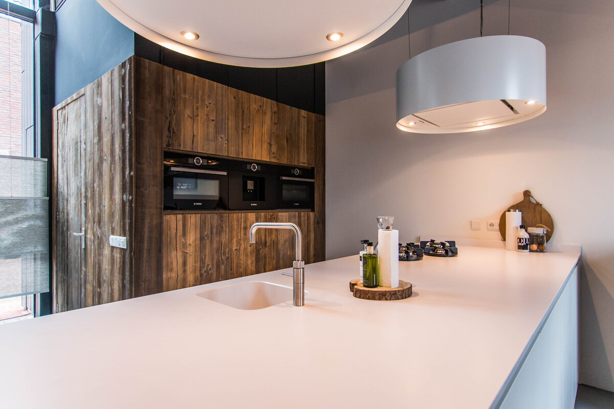 Keuken interieur kookeiland wit greeploos hout modern (15)