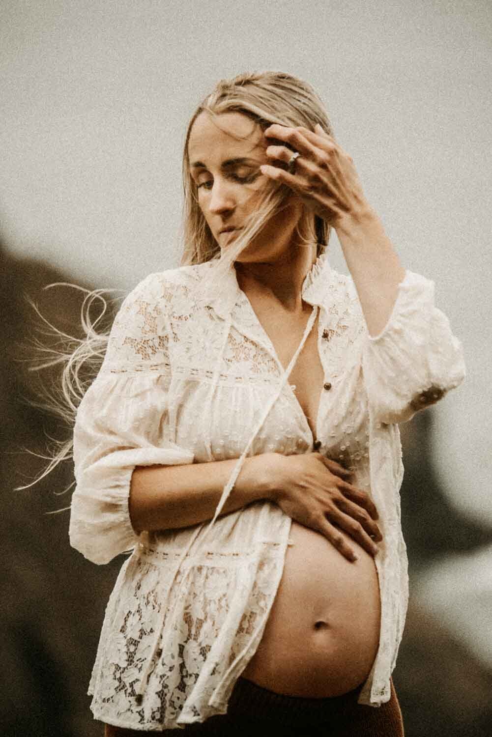 Maternity-session-at-Oregon-Cliff-Stormy-Solis-Retreat-Pregnant-mom-in-two-piece-lace-Missouri