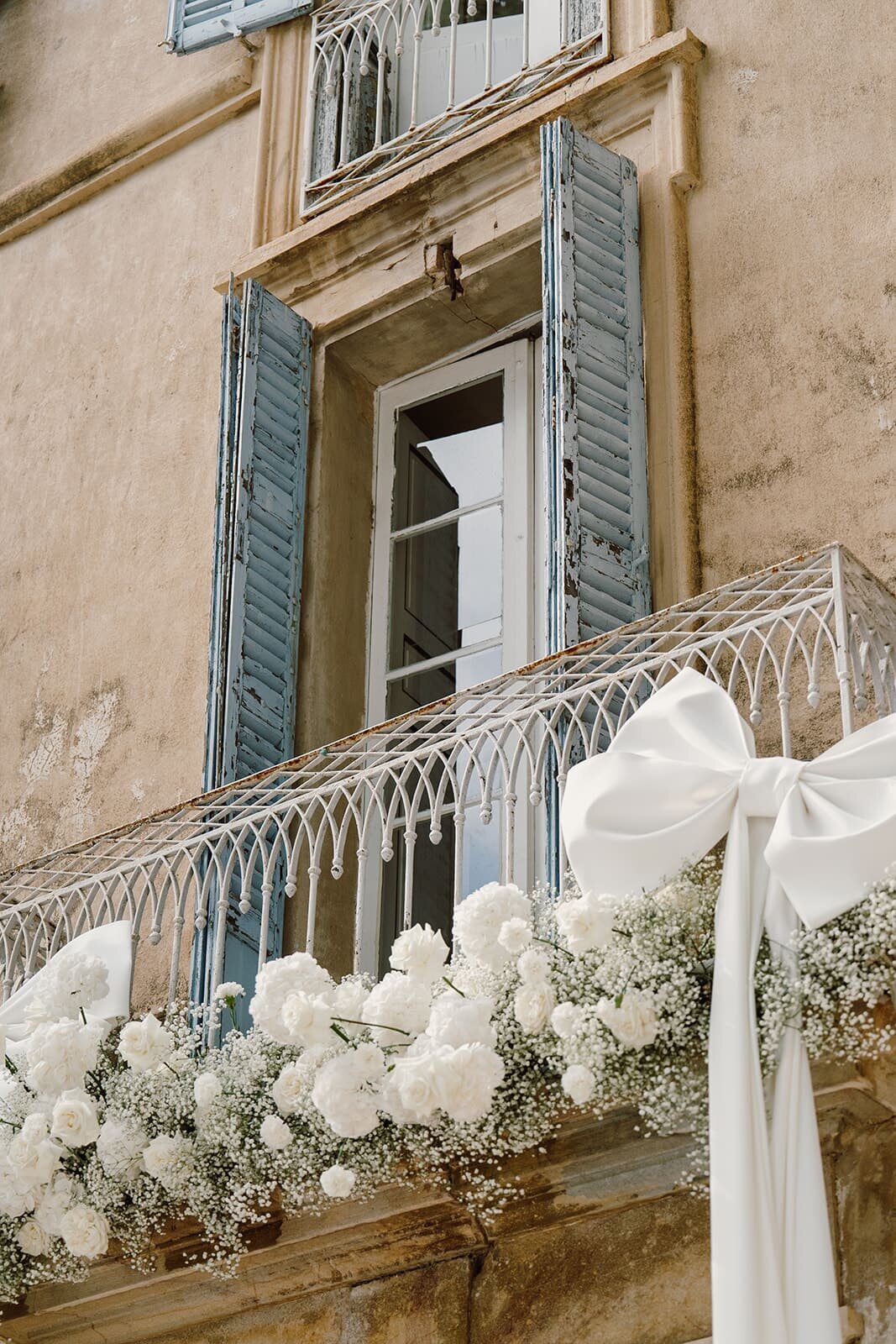 Modern-wedding-decor-white-bows