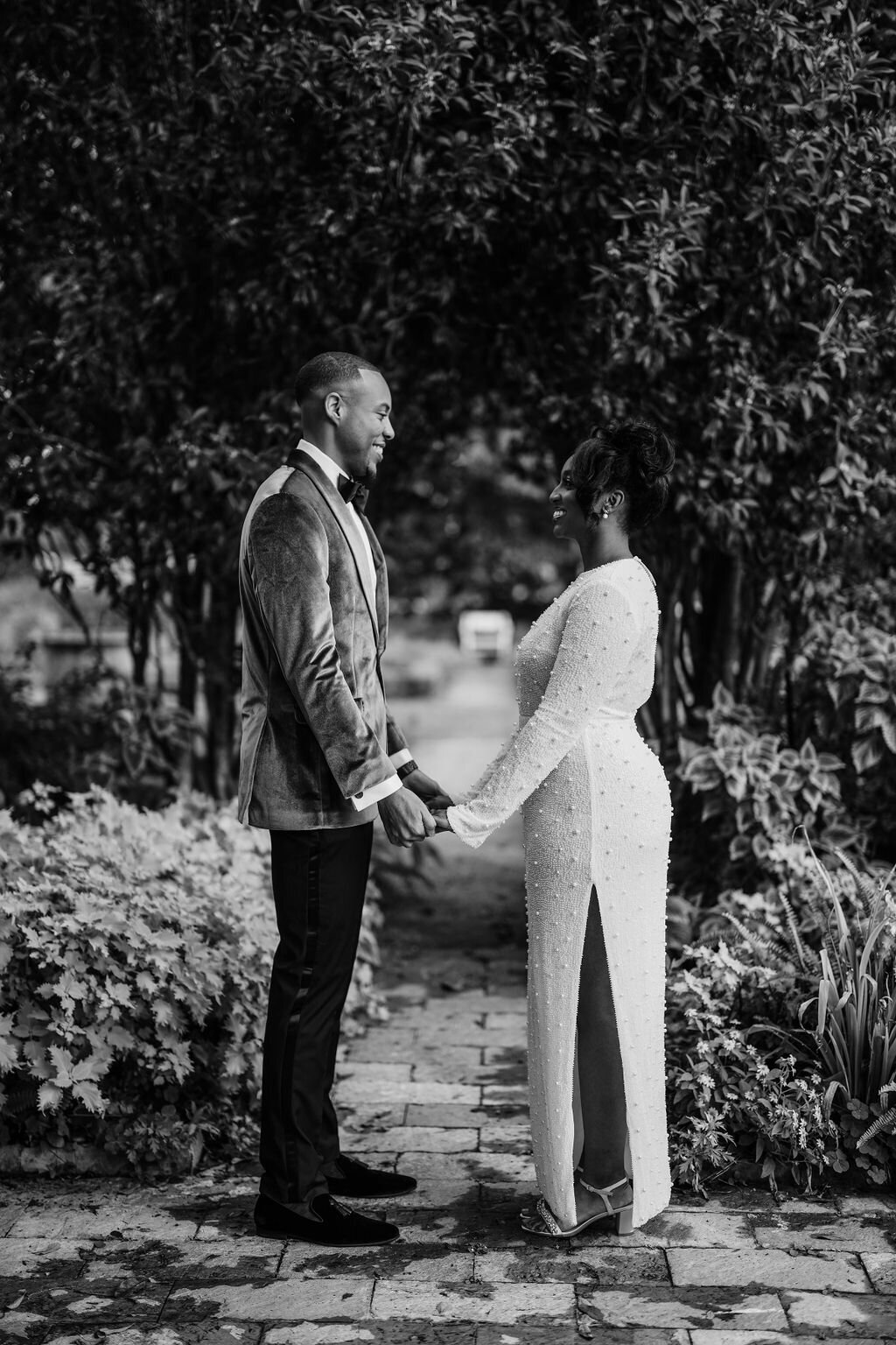 beautiful-black-and-white-photo-couple-engaged