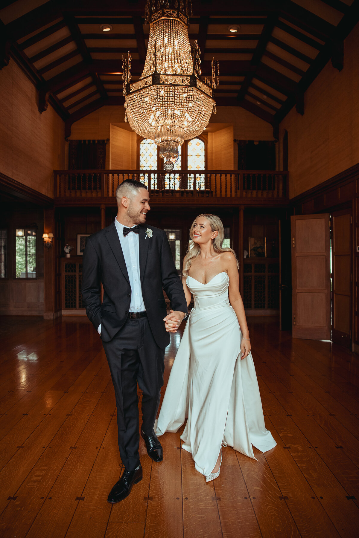 columbus ohio wedding at beverly mansion with bride and groom candids