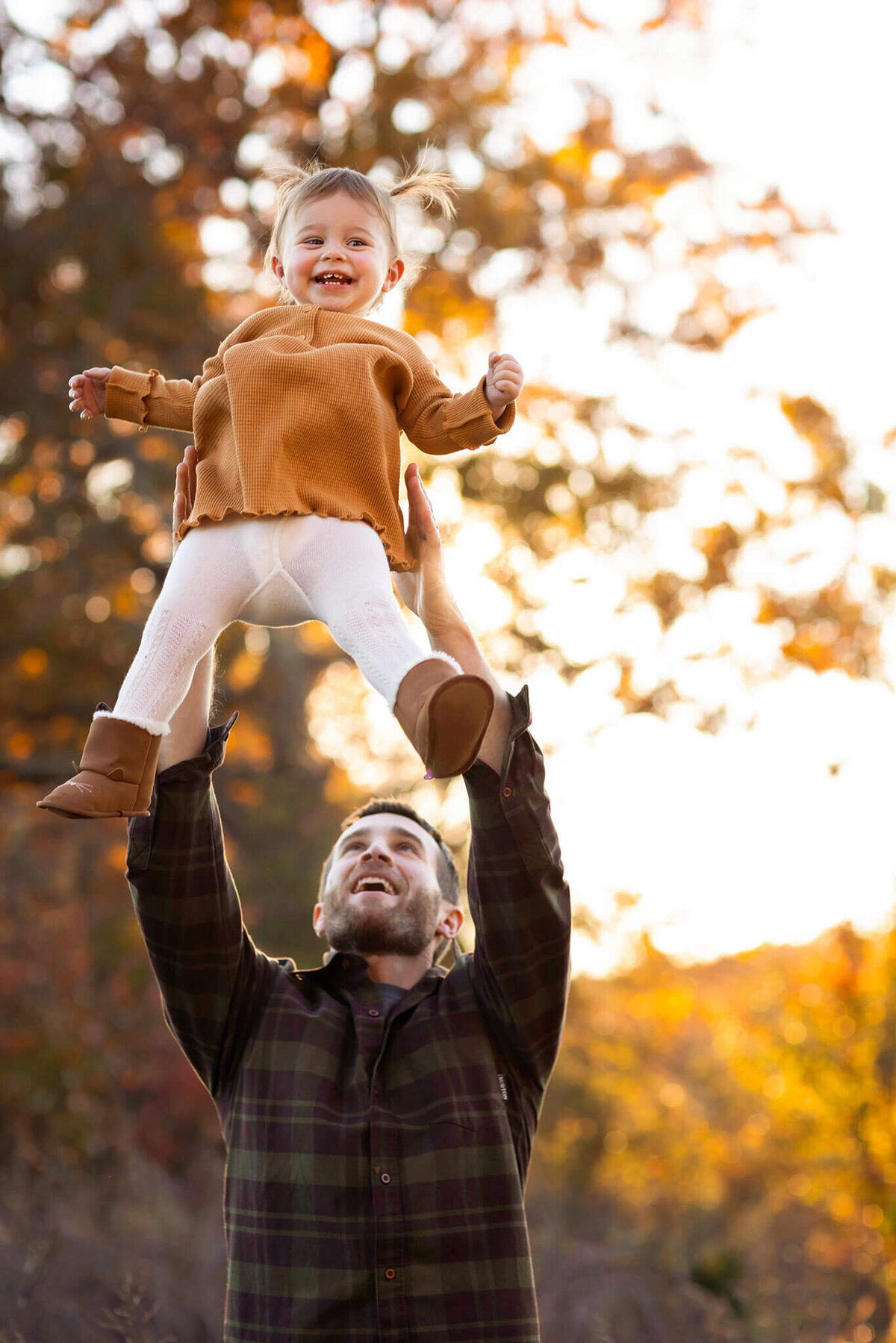 Portrait photographer has dad throw his daughter into the air for some NJ fun in a park