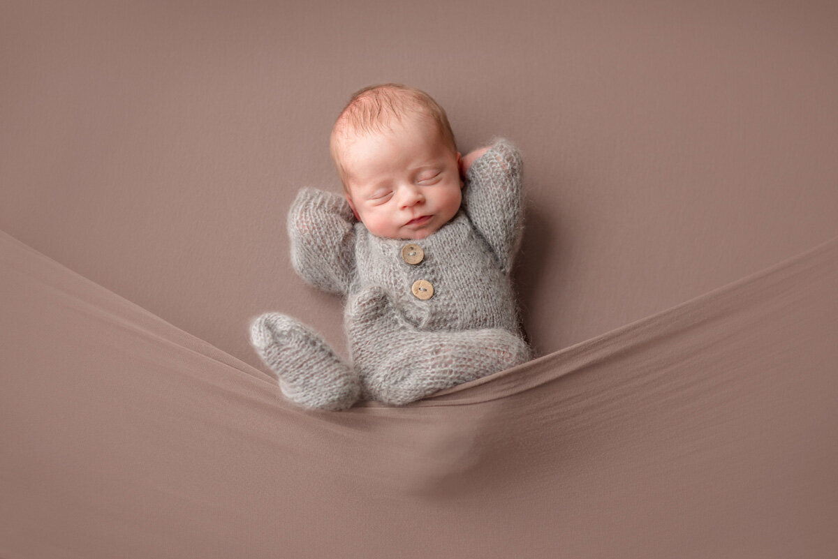 highlands-ranch-newborn-in-home-brown-snuggly