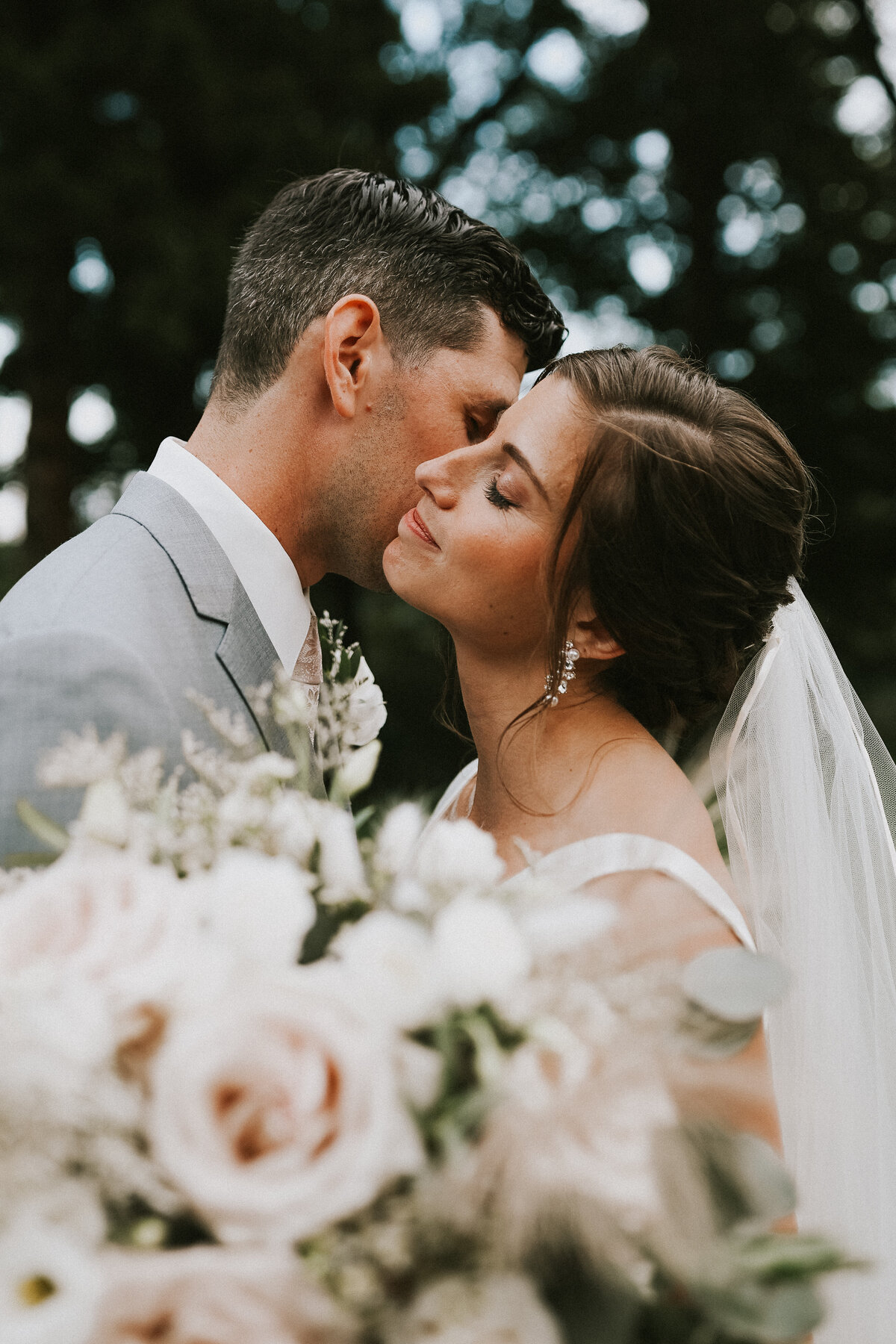 bride-and-groom-wedding-photos-saint-clements-castle