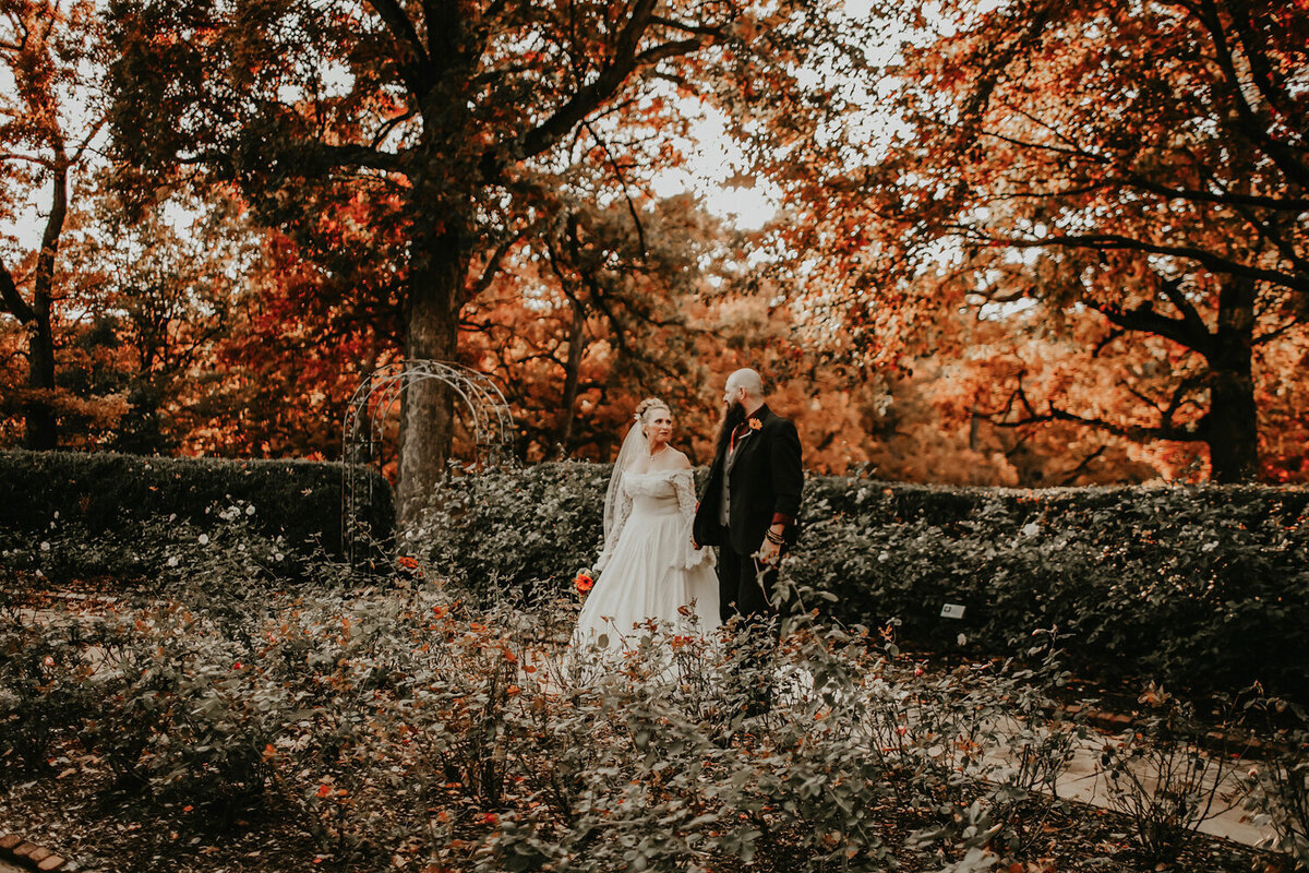 storyteller-collective-photo-co-garden-wedding-couple-fall-foliage-des-moines-art-center-rose-garden