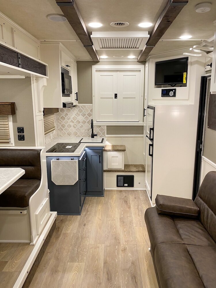 luxury-living-quarter-horse-trailers-trail-boss-conversions-living-areas-49