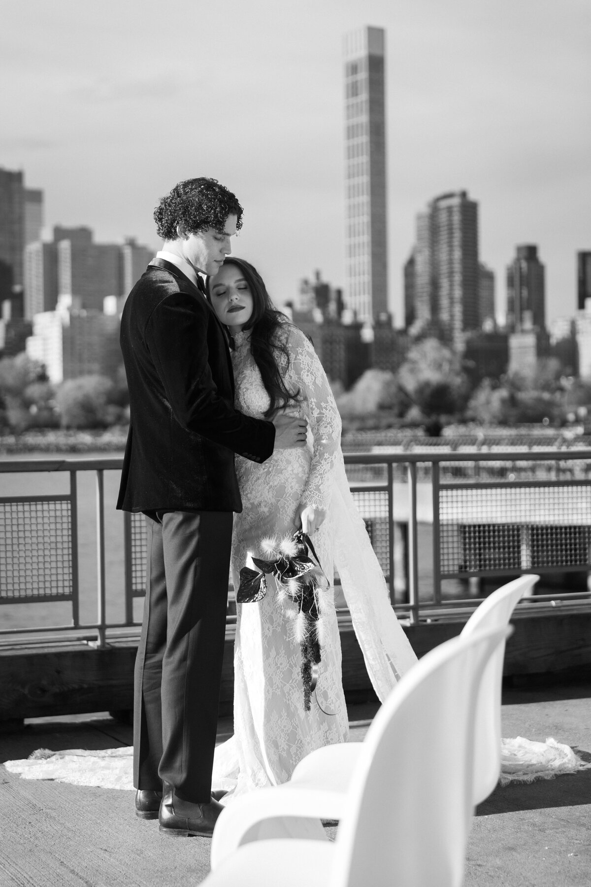 meredith-michel-editorial-wedding-bw-embrace-skyline-backdrop