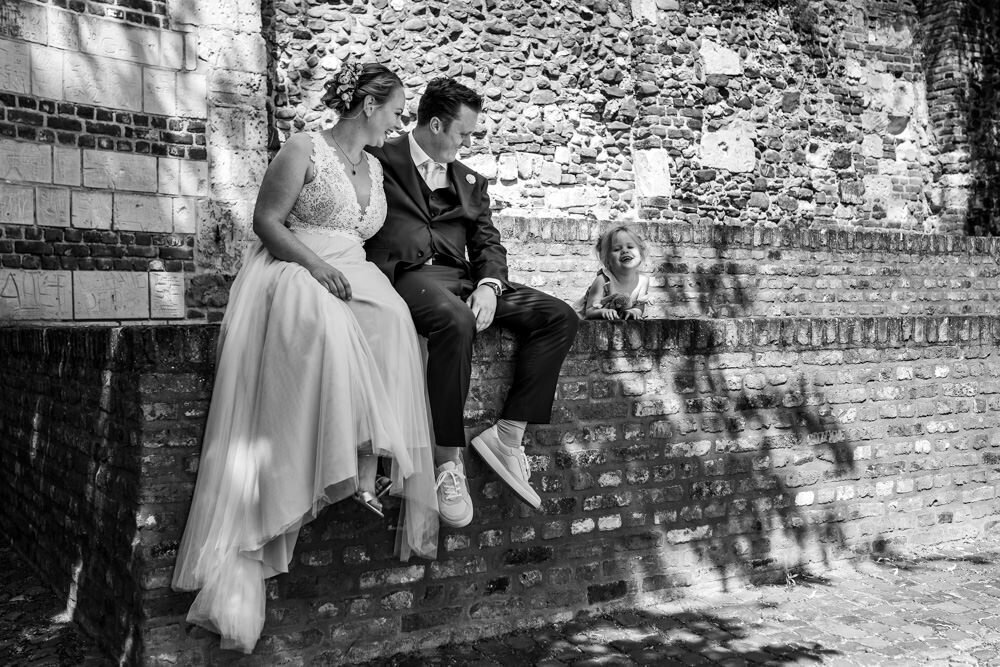 gezinsfoto bruiloft bruidspaar en kind bij stadsvesting
