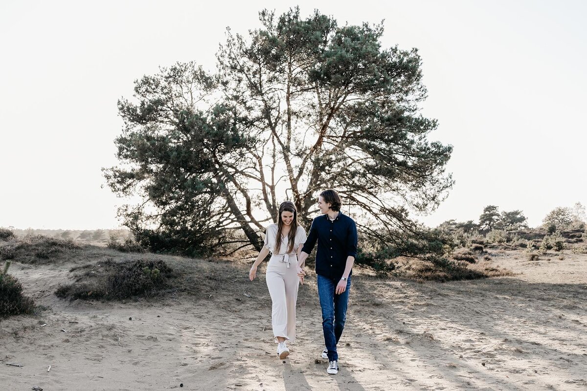 Romantische wandeling tijdens een loveshoot