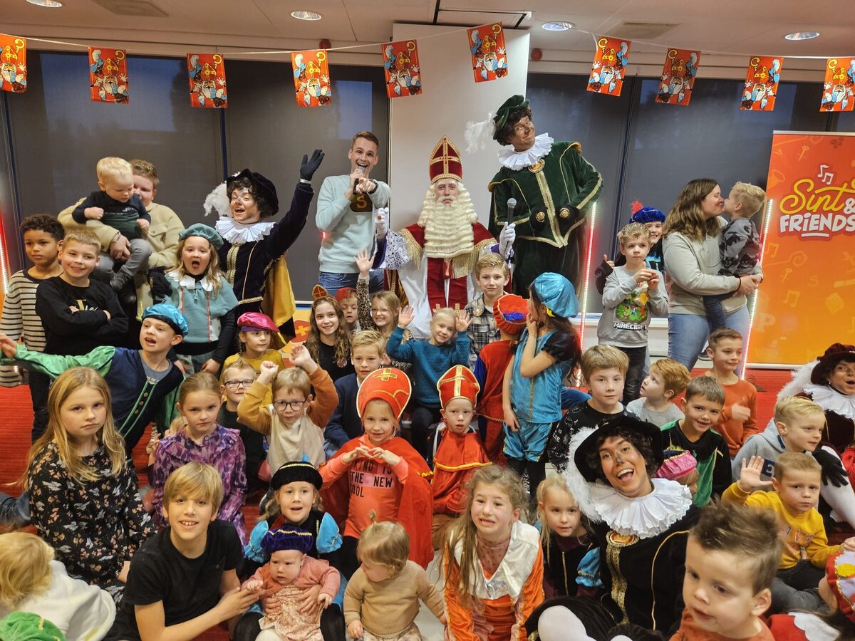 Sinterklaas-huren-amsterdam-op-kantoor-met-kinderen