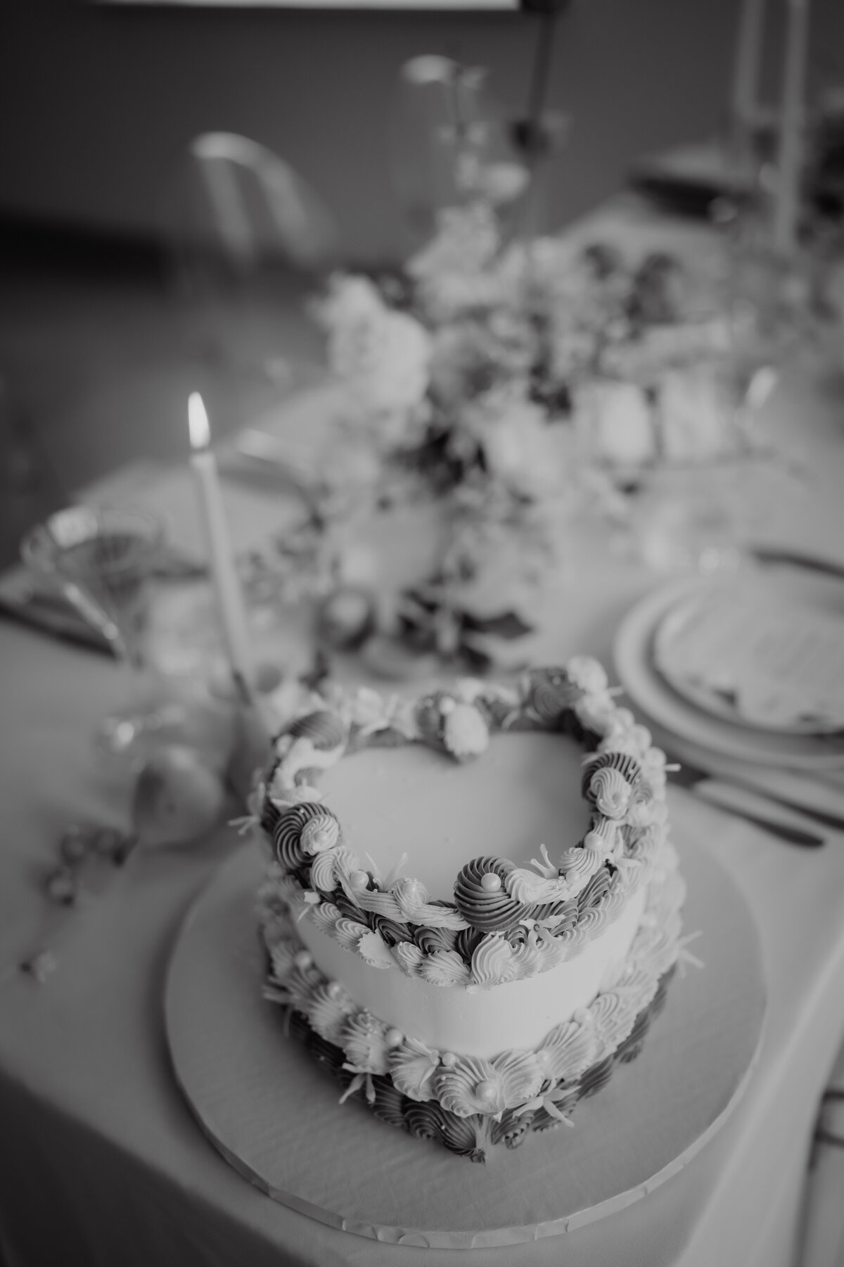 Gâteau de mariage à Montréal par Henriette Dessert, capturé lors d'une célébration joyeuse et élégante.