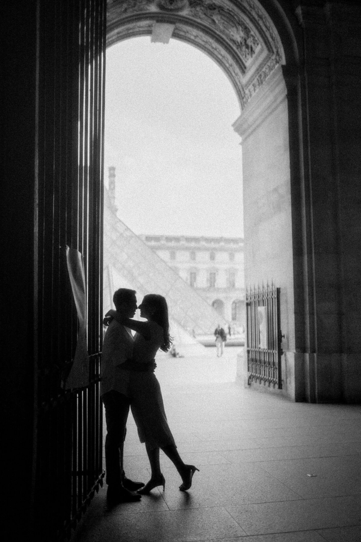 068-Paris-Cinematic-Romance-travel-session-Editorial-Luxury-Fine-Art-Lisa-Vigliotta-Photography