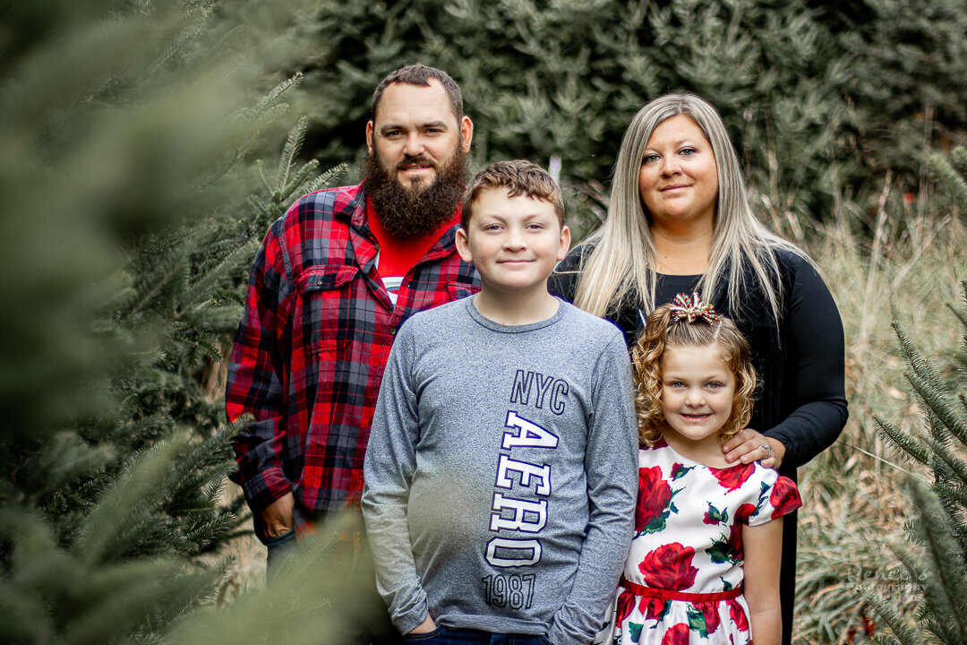renees-photography-and-designs_christmas-tree-farm_family-children-photoshoot_new-river-valley_blue-ridge-mountains-sm-1658