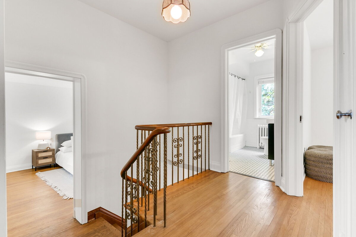 30-web-or-mls-23_001_Upper Hallway