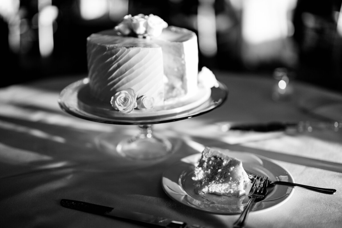 Aspen-Avenue-Chicago-Wedding-Photograper-Cake-Romantic-Bold-Dramatic-Editorial-2