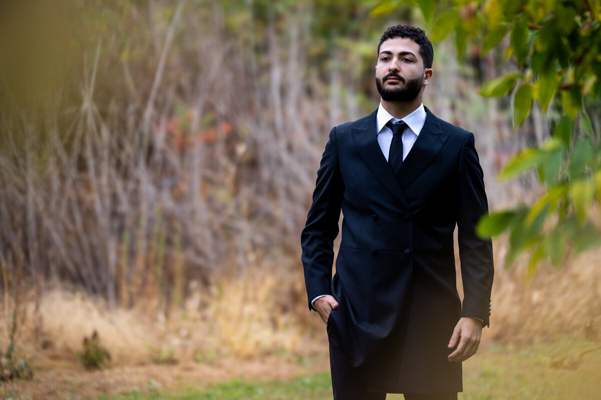 Jeune marié attendant la cérémonie avant le mariage Laval