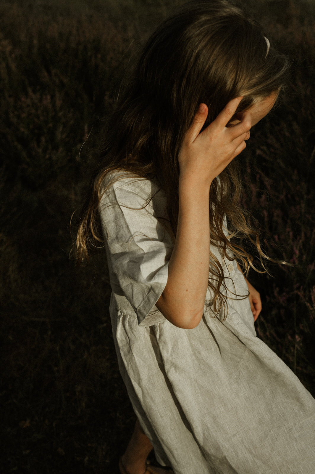 Gezinsfotografie in Nijlen tijdens golden hour – pure, spontane momenten vastgelegd in de heide.