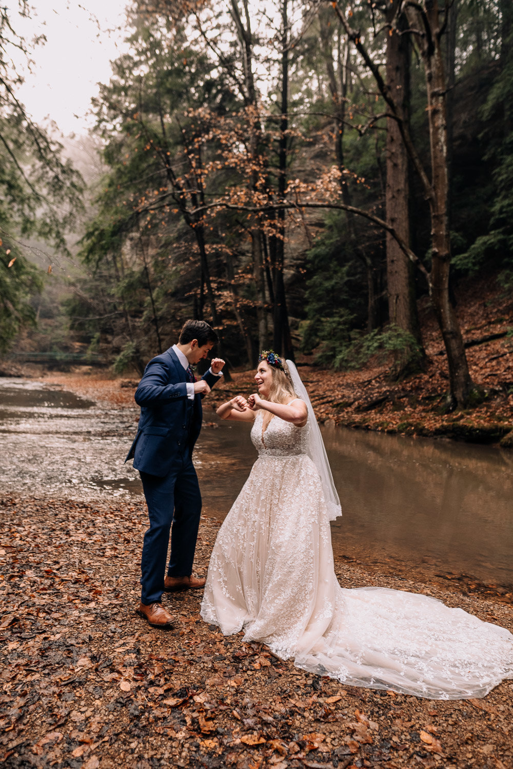 emmi-andrew-columbus-ohio-hocking-hills-elopement-wedding-photography-rain-hiking-17