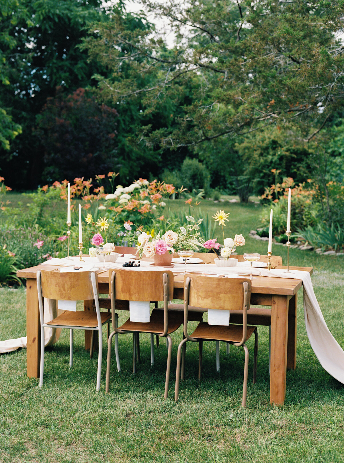 intimate-backyard-wedding-table-setting
