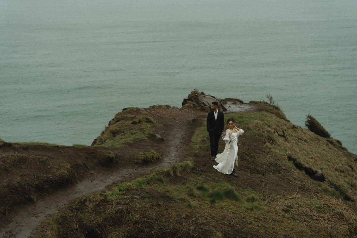 elopement oregon cliff - lizarrietaphotography-60
