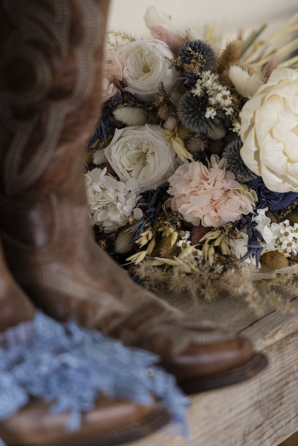 Shanna-Mae-Photography-Montana-Photographer-Wedding-Western-Unique-Flower-Dried-Details-Ennis-Twin-Bridges-Bozeman-Bridger-Round-Barn-021