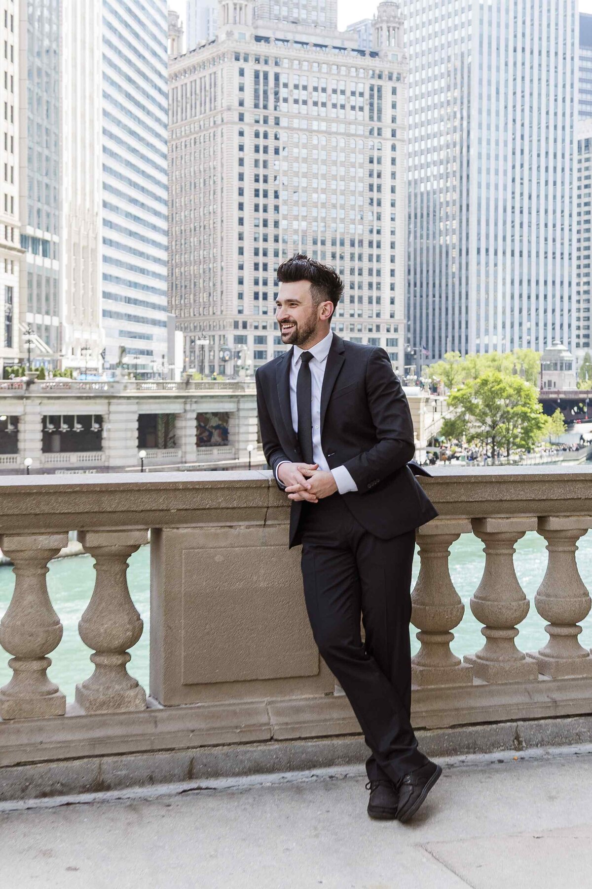 21-Chicago-riverwalk-groom