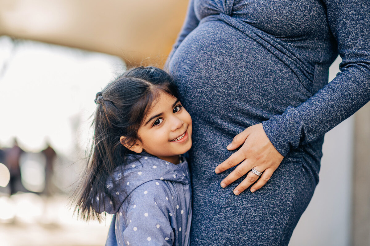 sister-with-mommys-belly