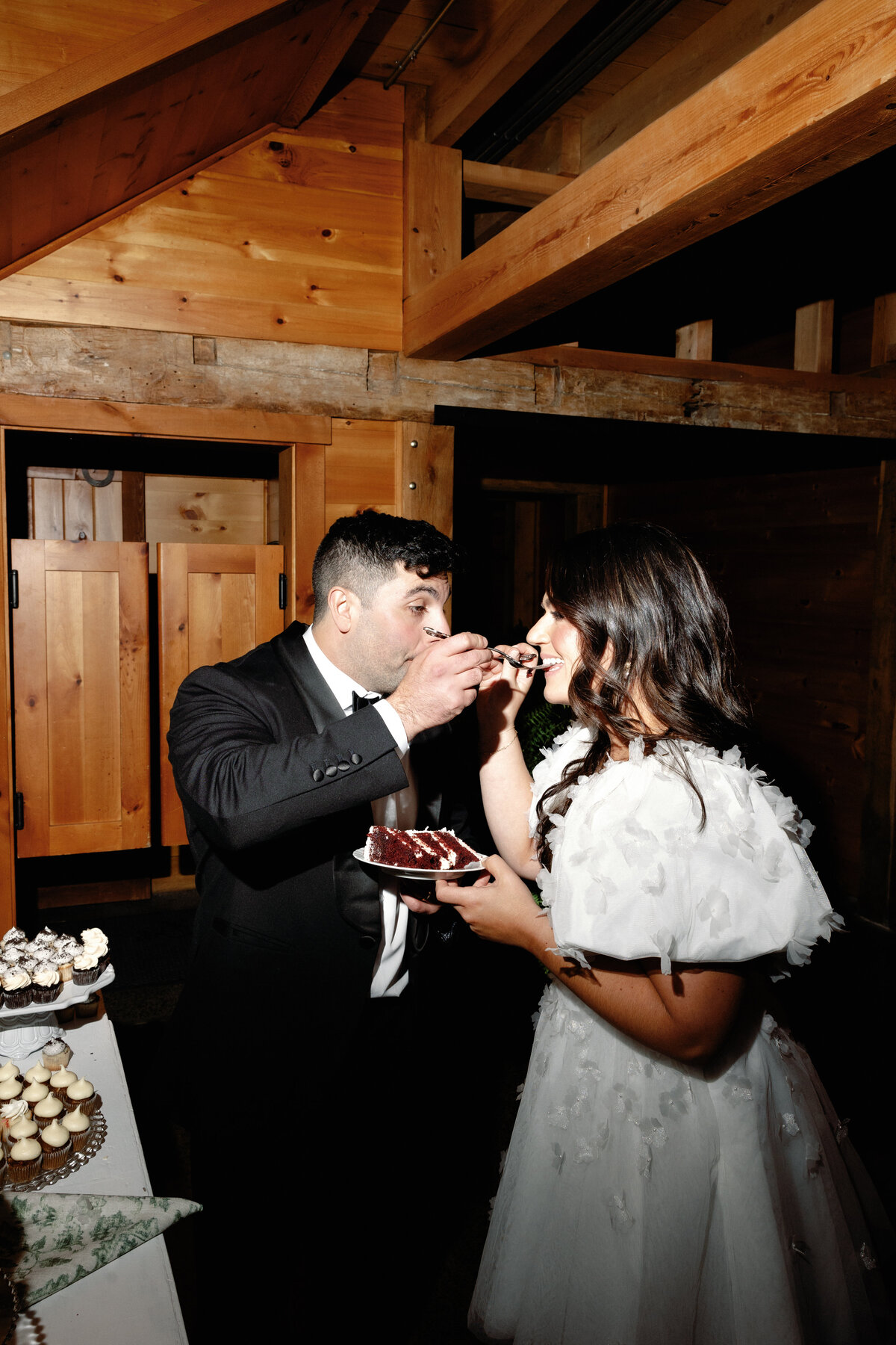 wedding-cake-cutting-windridge-estate