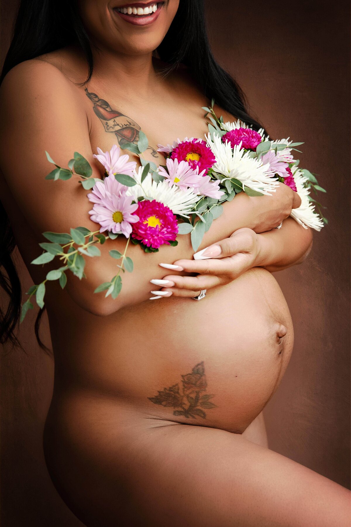st-louis-maternity-photographer-close-up-of-pregnant-mom-holding-flowers
