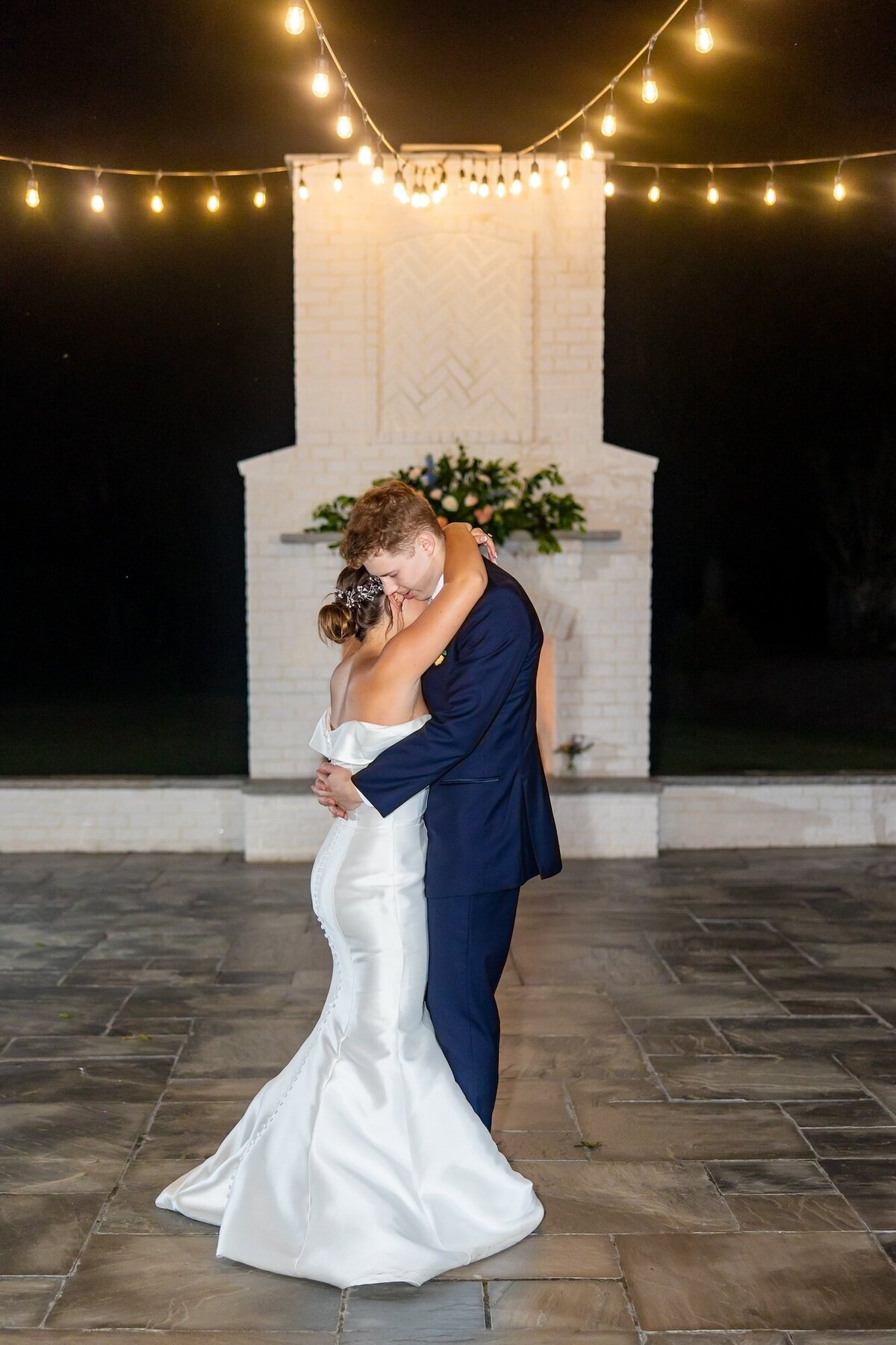 Bride and groom embracing during their first dacen