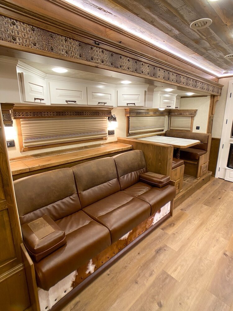 luxury-living-quarter-horse-trailers-trail-boss-conversions-living-areas-32