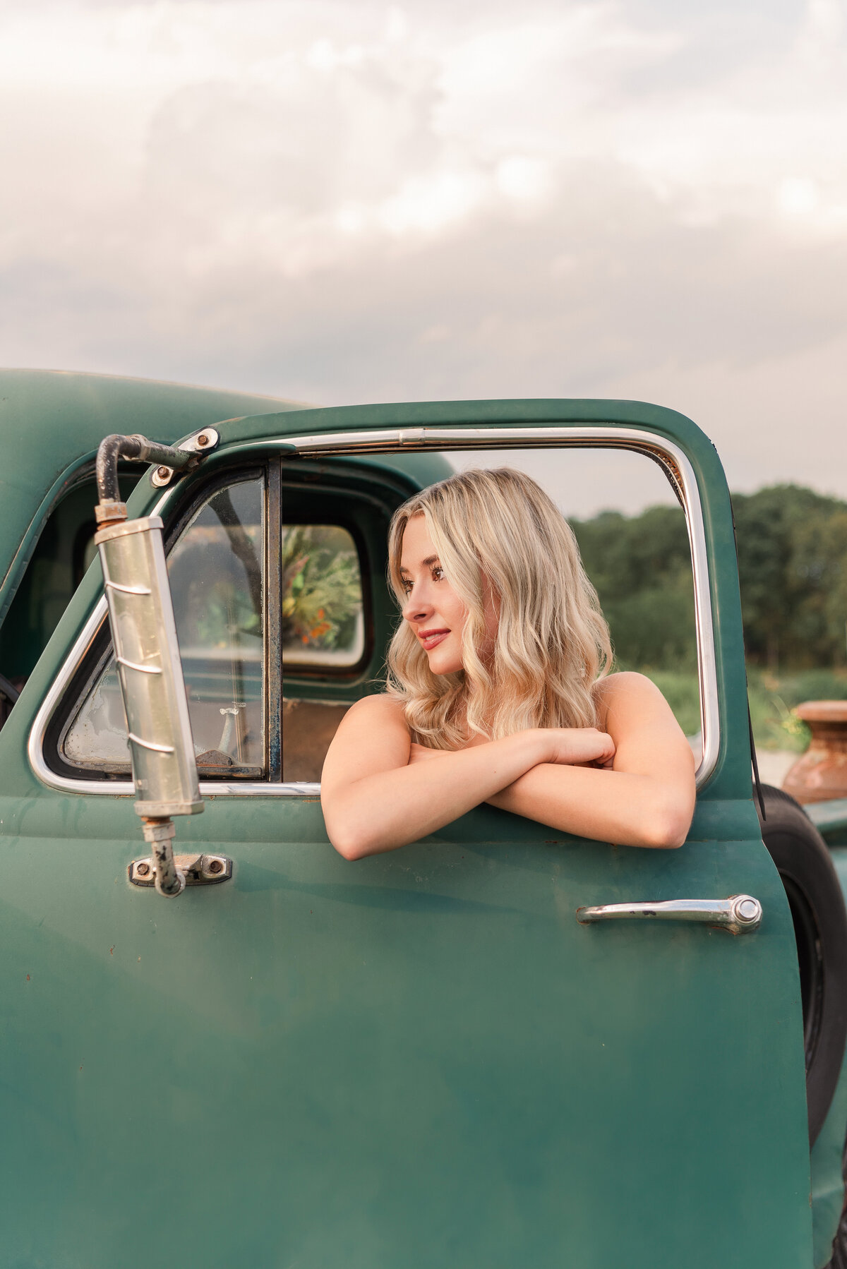 golden-hour-rustic-senior-photos