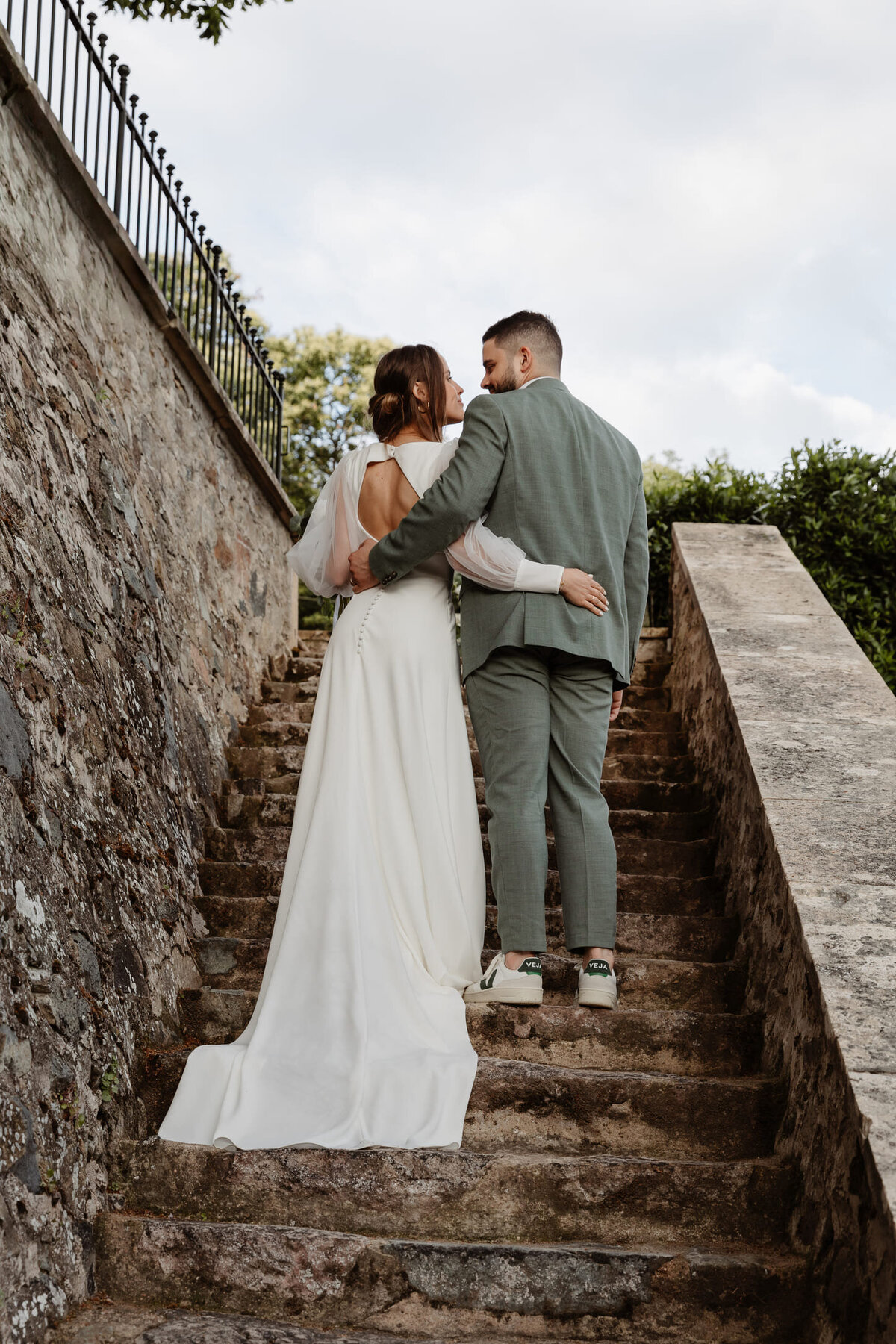 Fanny-et-Jeffrey-mariage-couple-exterieur2