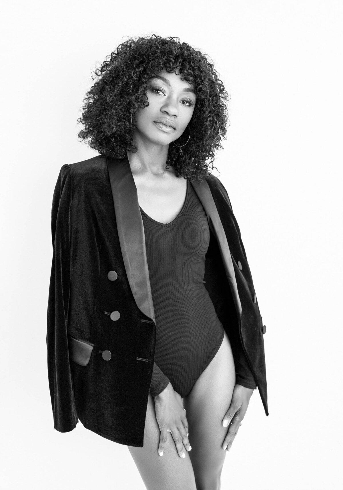 Timeless Elegance in Black and White – A captivating portrait of a confident woman.
