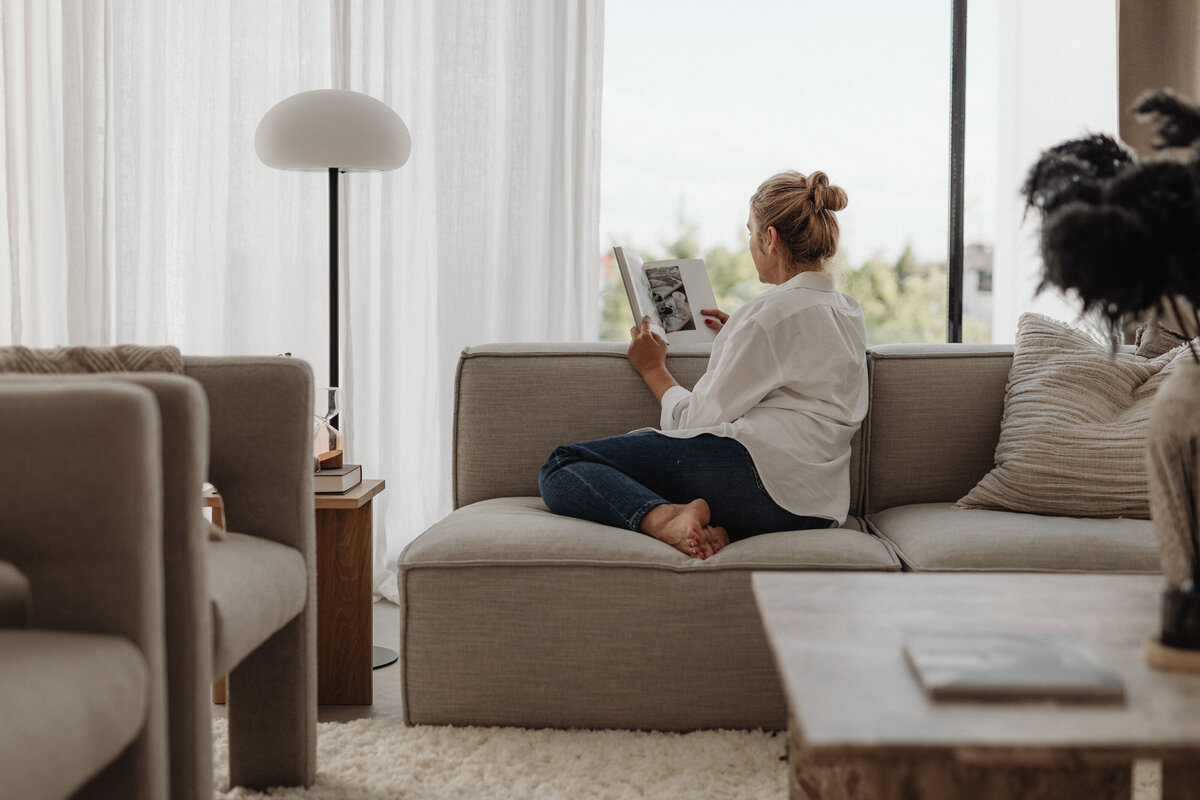 kaboompics_the-warm-apartment-aesthetic-living-room-decor-home-accessories-collection-33239
