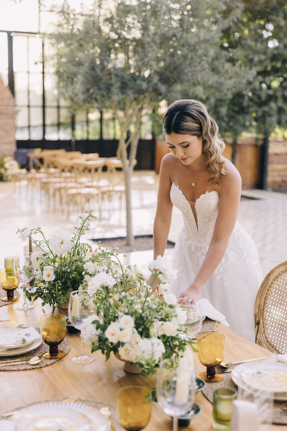 rustic-bride, ivory centerpiece-table setting-Tuscany-venue