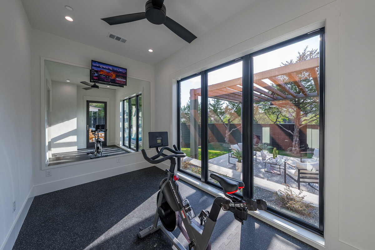 Exercise room in Southlake spec home