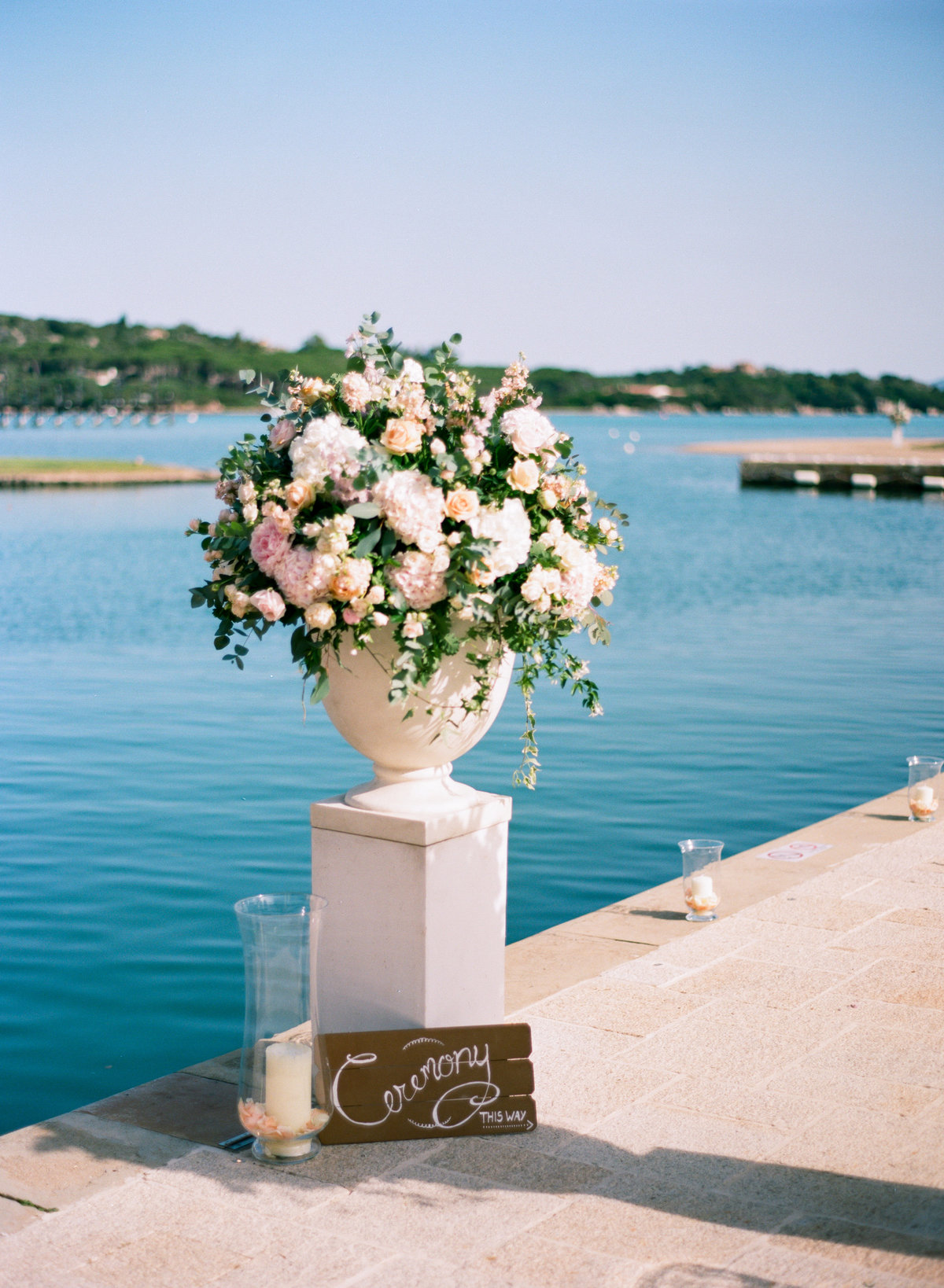 Flowers and decors details for luxury wedding at cala di volpe sardinia